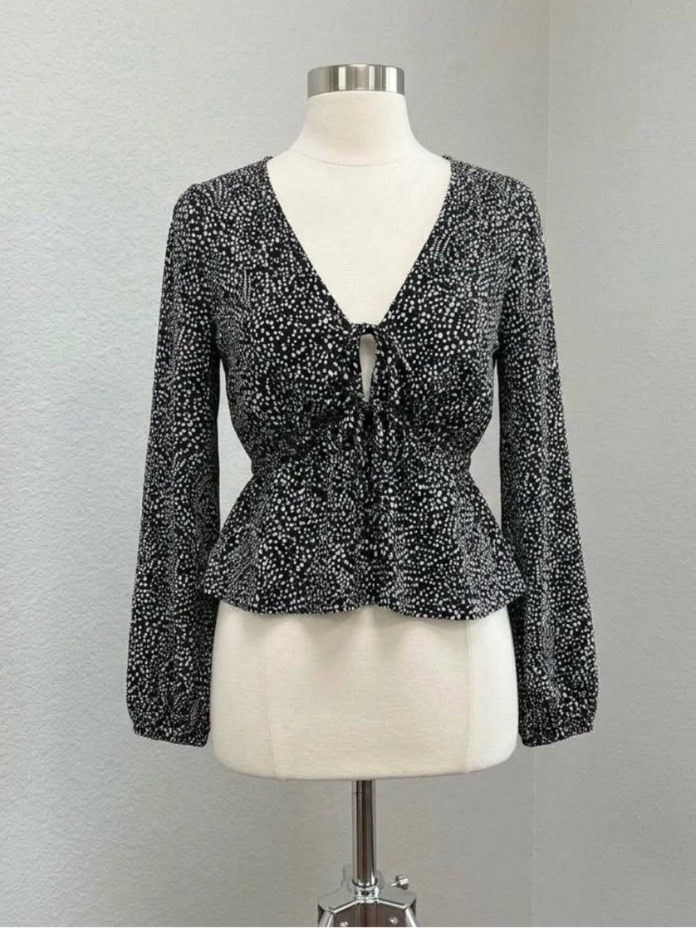 Women’s Abercrombie & Fitch Silky Black & White V-Neck  Peplum Blouse Sz L